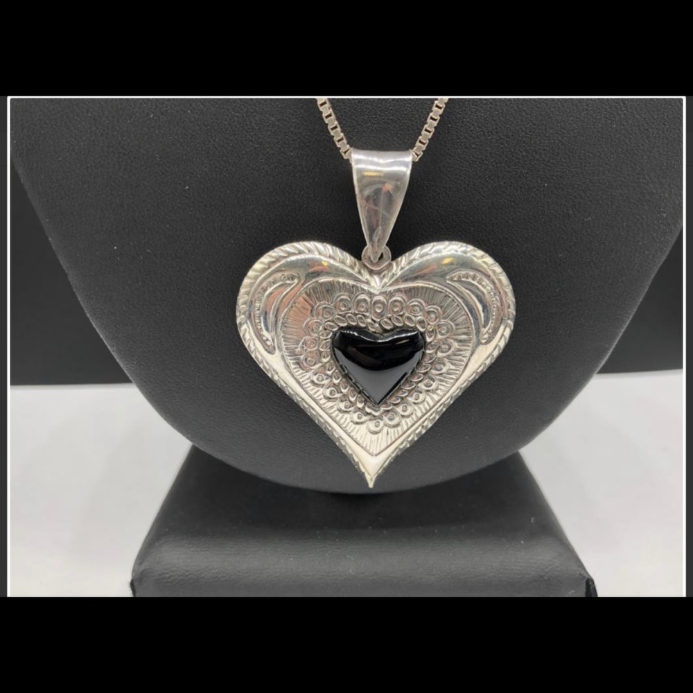 STERLING SILVER ONYX HEART PENDANT NECKLACE - Picture 3 of 5
